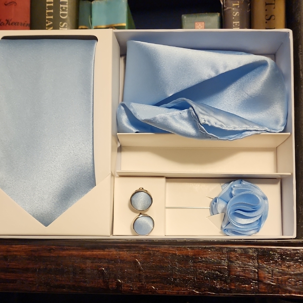 Elegant Light Blue Men's Accessory Set